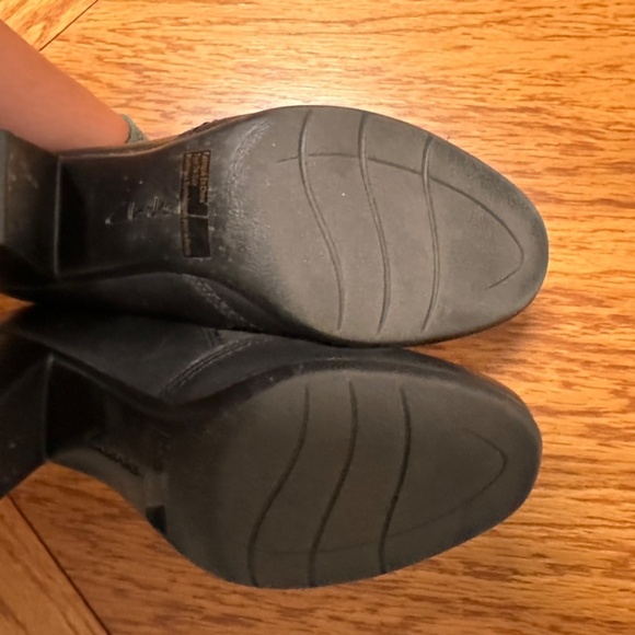 **CLARKS* Black Round-Toe Side Zipper Bootie Heels Size 8.5 - Picture 7 of 8